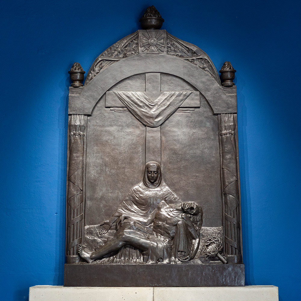 A escultura Pietá, de João Turin, resistiu aos bombardeios de uma guerra e foi encontrada em 2013; um exemplar está exposto no Memorial Paranista, no Brasil
